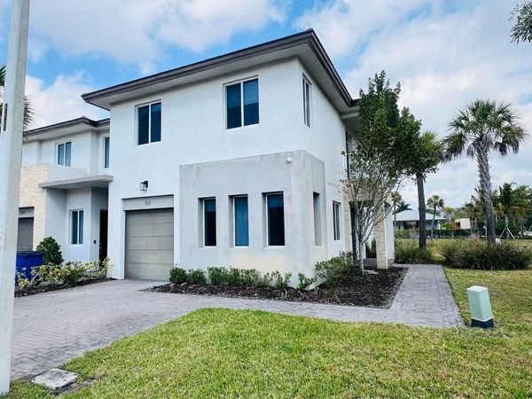 511 Pioneer Way, Royal Palm Beach, FL 33411