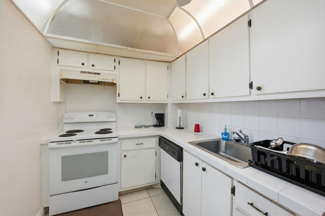 401 Golden Isles Drive, Unit 1009, Hallandale Beach, FL 33009 Photo