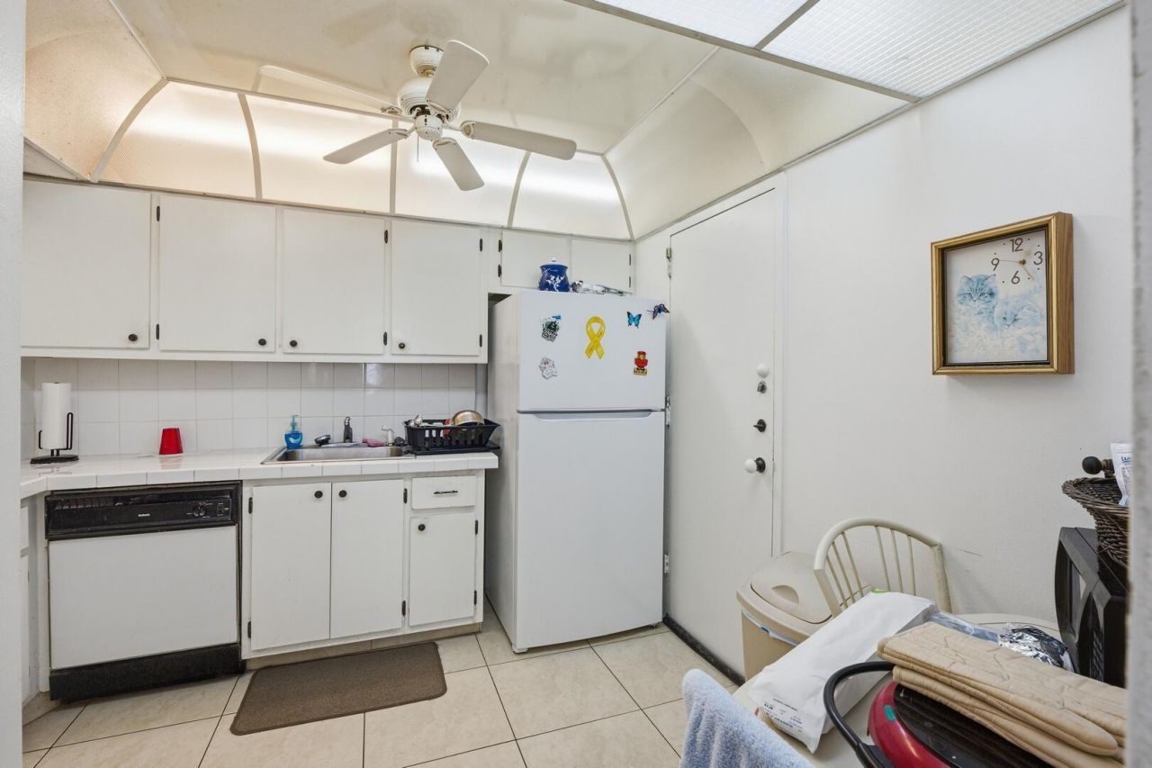 401 Golden Isles Drive, Unit 1009, Hallandale Beach, FL 33009 Photo