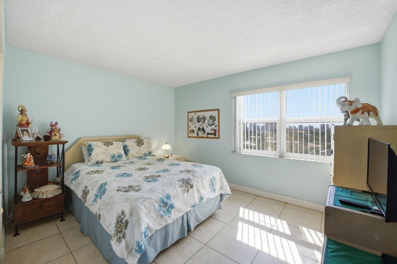 401 Golden Isles Drive, Unit 1009, Hallandale Beach, FL 33009 Photo