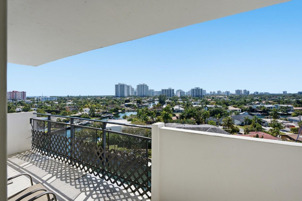 401 Golden Isles Drive, Unit 1009, Hallandale Beach, FL 33009 Photo