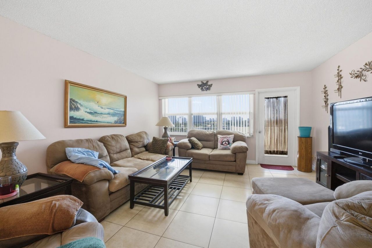401 Golden Isles Drive, Unit 1009, Hallandale Beach, FL 33009 Photo