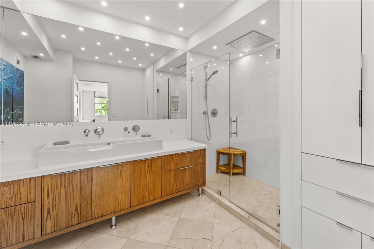 5640 Collins Ave , Unit 4D, Miami Beach, FL 33140 Photo