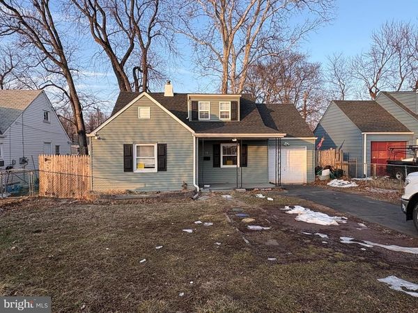 10 GREEN LANE, BRISTOL, PA 19007