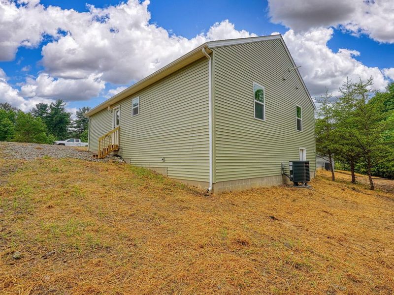 353 Elm Street , New Straitsville, OH 43766 Photo 37