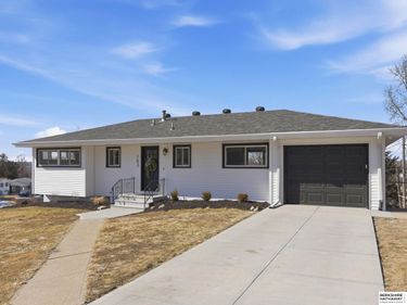 102 Crestridge Drive, Bellevue, NE 68005