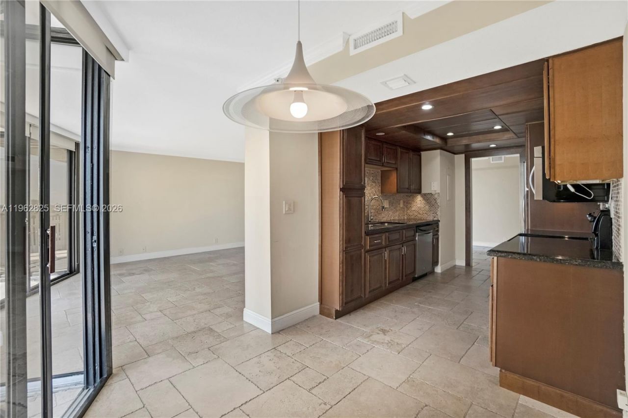 1000 Quayside Ter , Unit 706, Miami, FL 33138 Photo