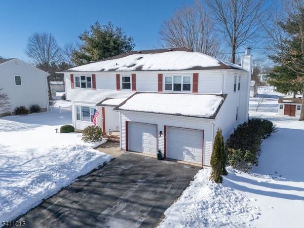 16 Aberdeen Cir, Raritan, NJ 08822