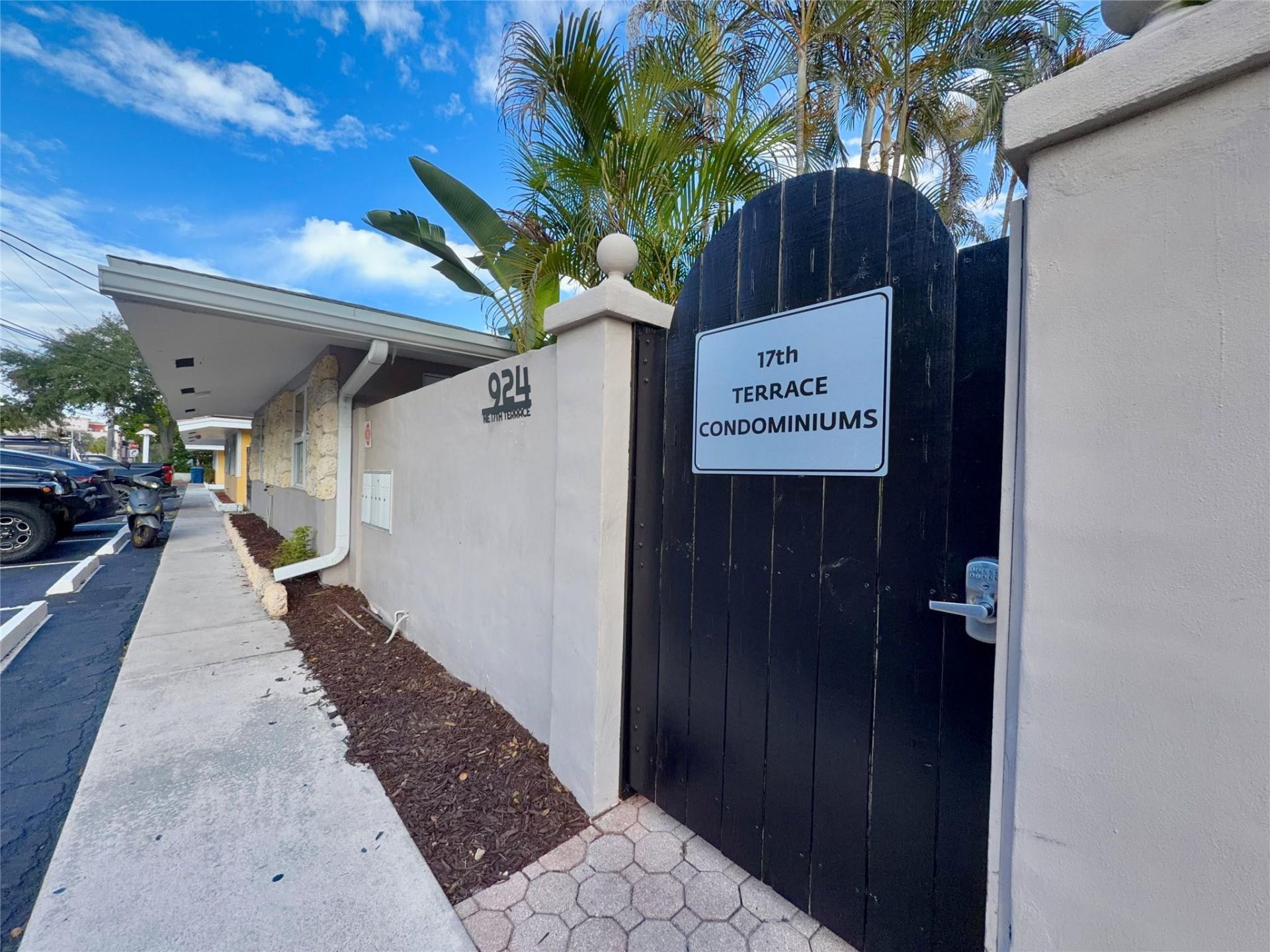 924 NE 17th Terrace, Unit 10, Fort Lauderdale, FL 33304 Photo