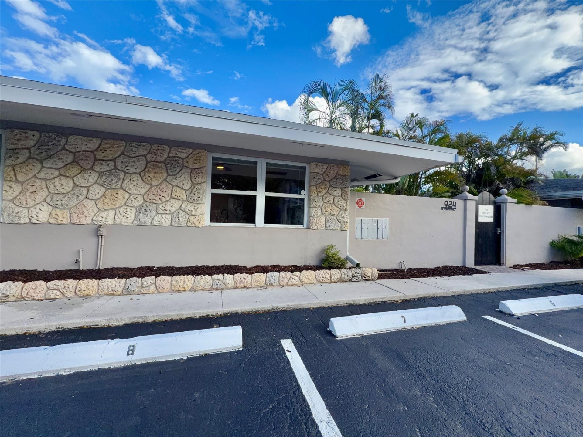 924 NE 17th Terrace, Unit 10, Fort Lauderdale, FL 33304 Photo