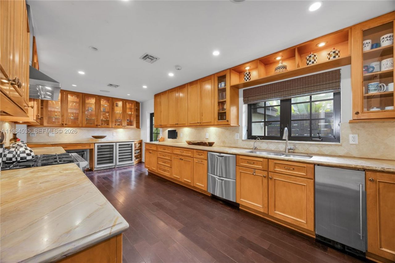 1648 Nocatee Dr, Miami, FL 33133 Photo