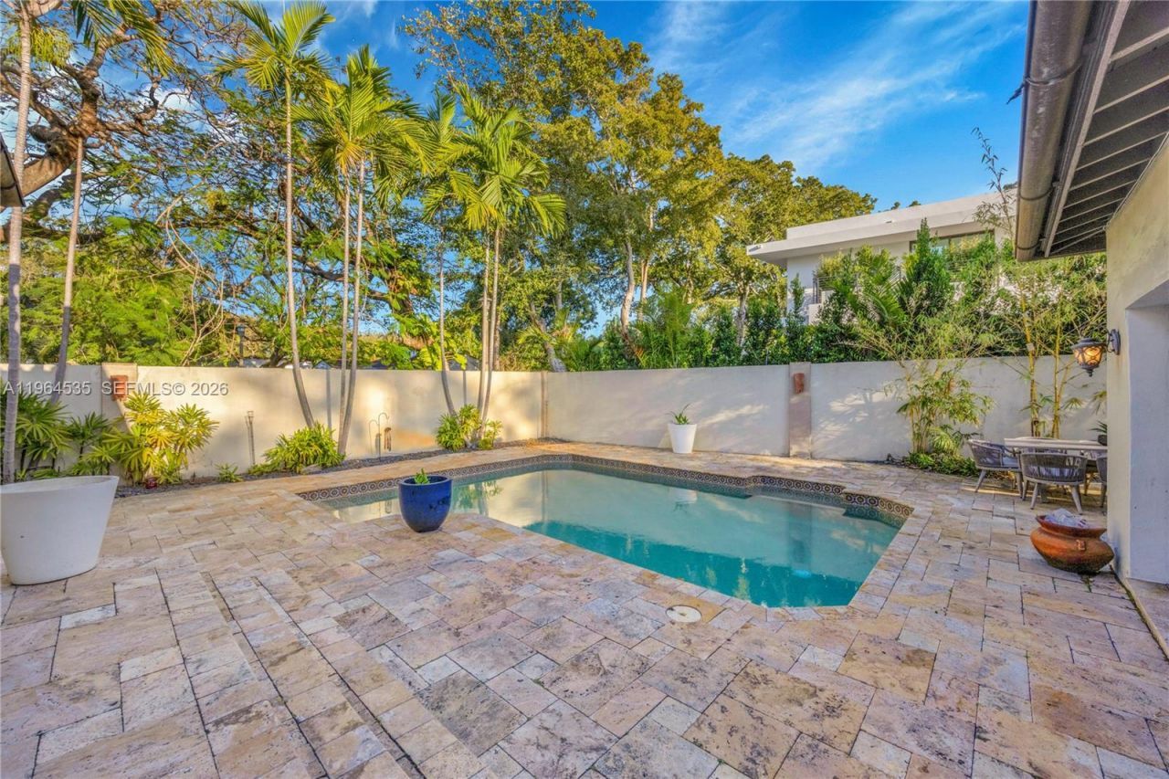 1648 Nocatee Dr, Miami, FL 33133 Photo