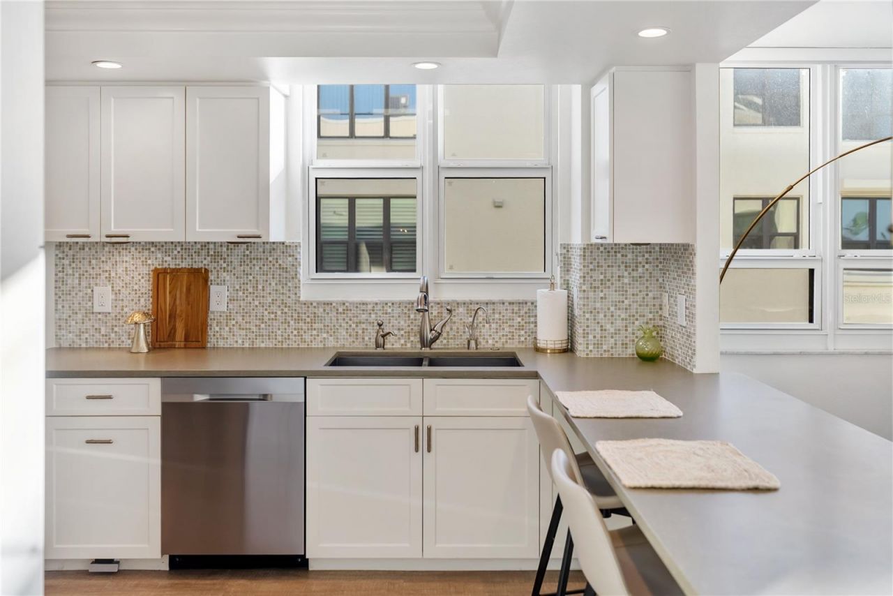 101 Sunset Drive, Unit 402, Sarasota, FL 34236 Photo