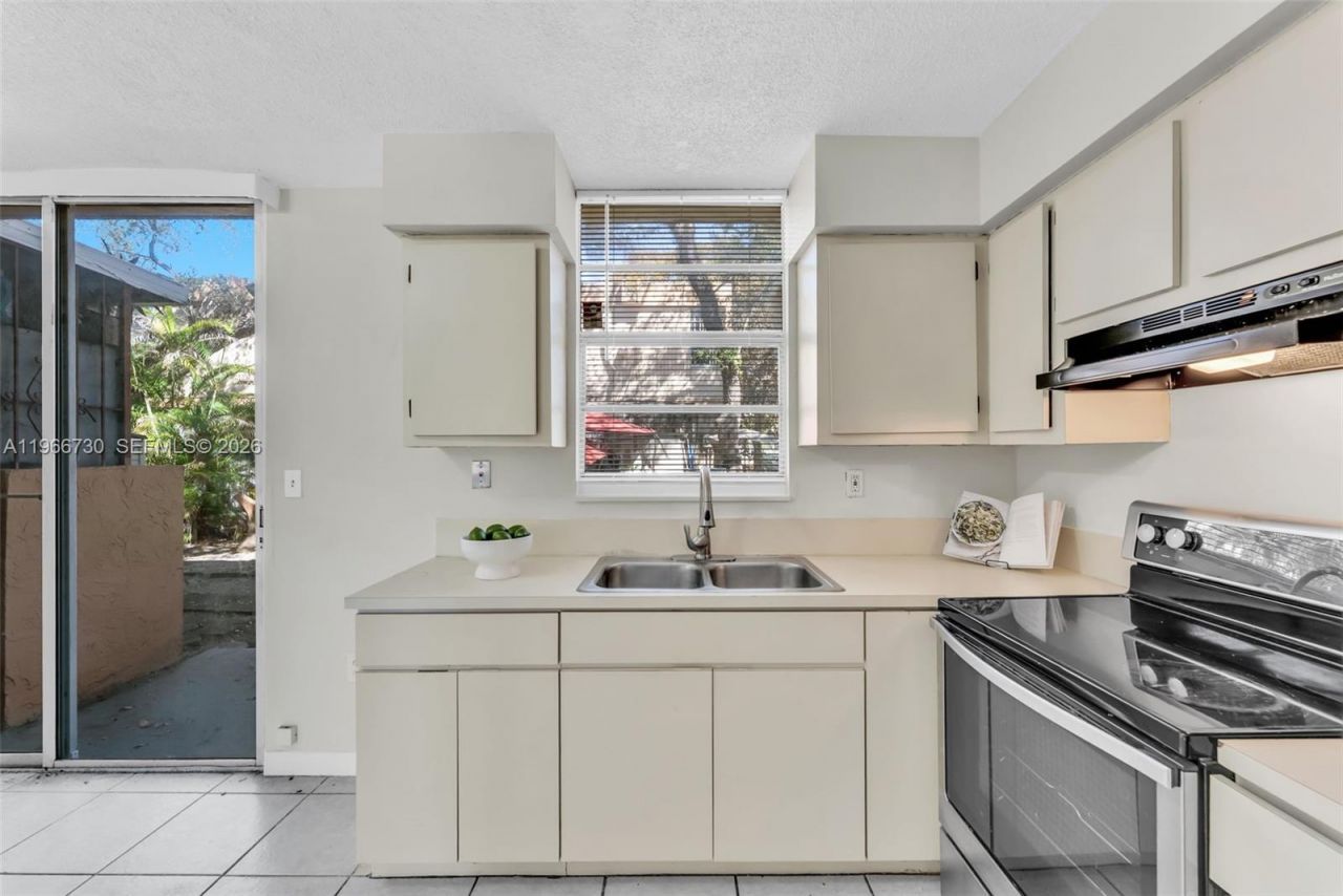 6149 SW 69th St, Unit 12, South Miami, FL 33143 Photo