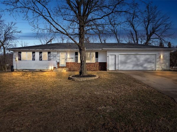 1320 W 14th Ave, Marion, IA 52302