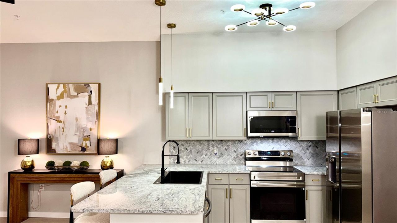 701 Mirror Lake Drive N, Unit 121, Saint Petersburg, FL 33701 Photo