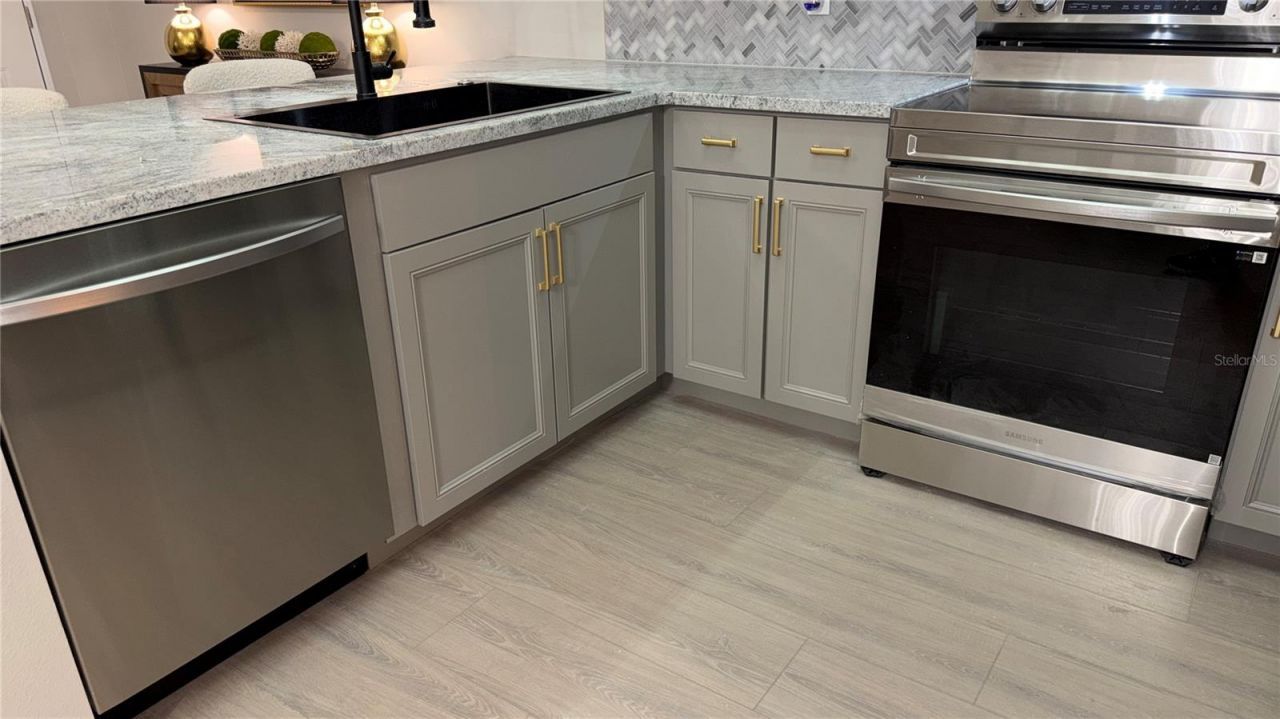 701 Mirror Lake Drive N, Unit 121, Saint Petersburg, FL 33701 Photo