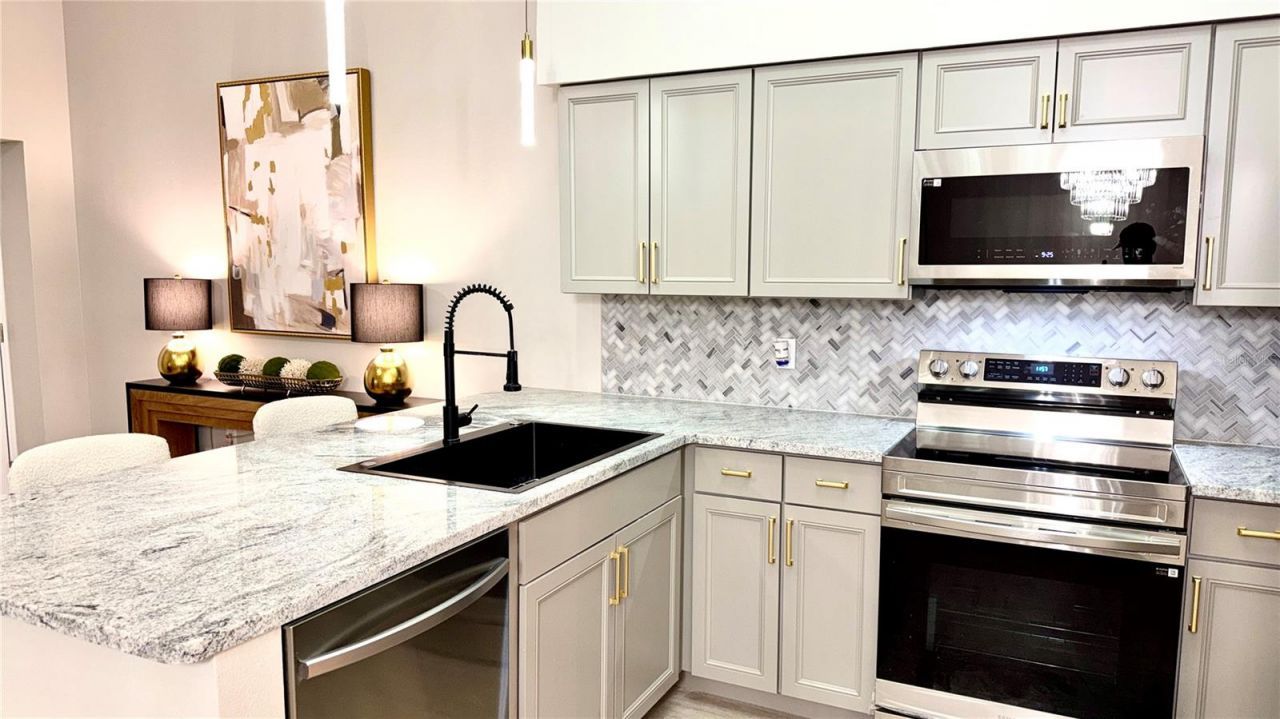 701 Mirror Lake Drive N, Unit 121, Saint Petersburg, FL 33701 Photo