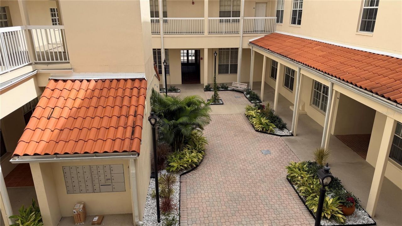 701 Mirror Lake Drive N, Unit 121, Saint Petersburg, FL 33701 Photo