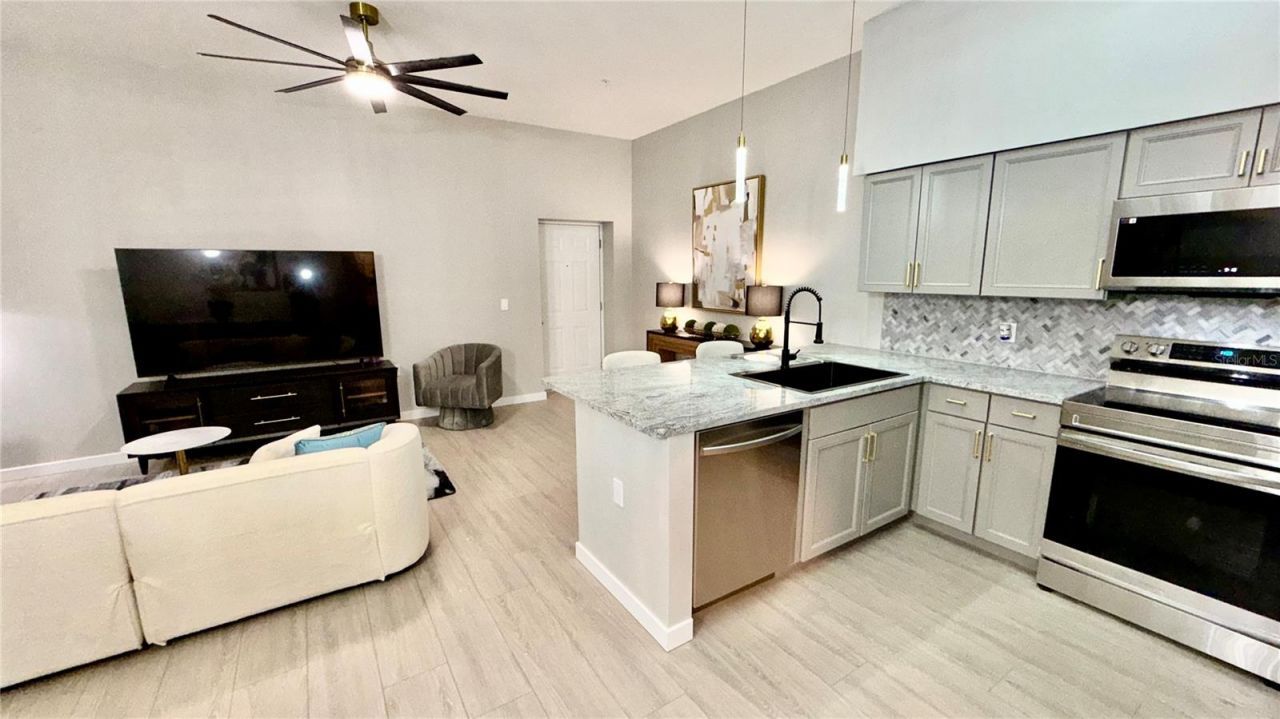 701 Mirror Lake Drive N, Unit 121, Saint Petersburg, FL 33701 Photo