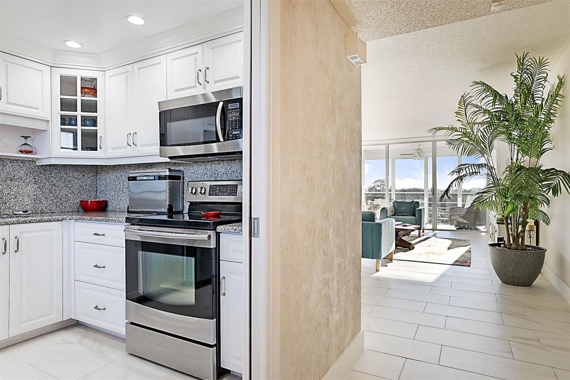 575 Oaks Lane, Unit 703, Pompano Beach, FL 33069 Photo