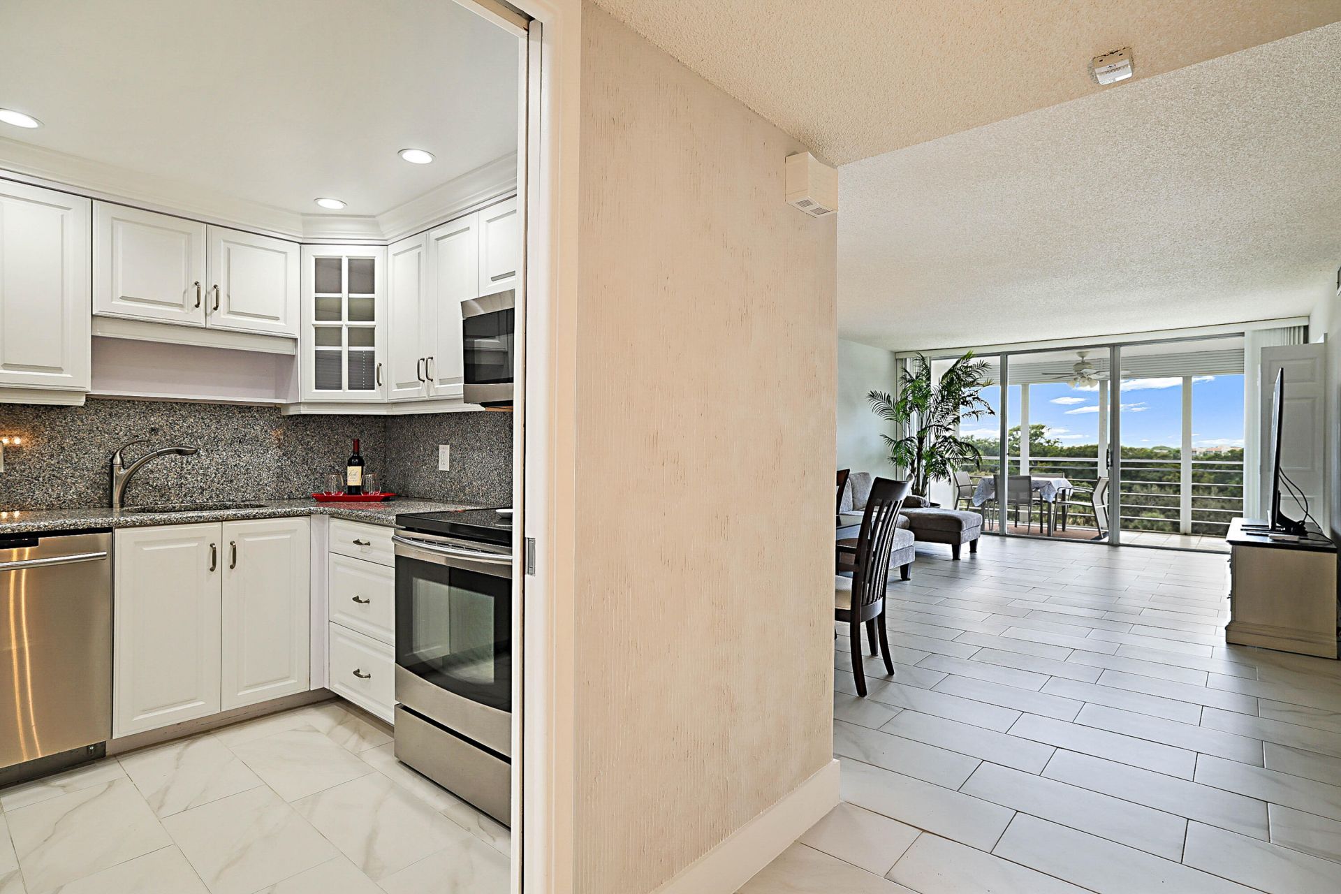 575 Oaks Lane, Unit 703, Pompano Beach, FL 33069 Photo