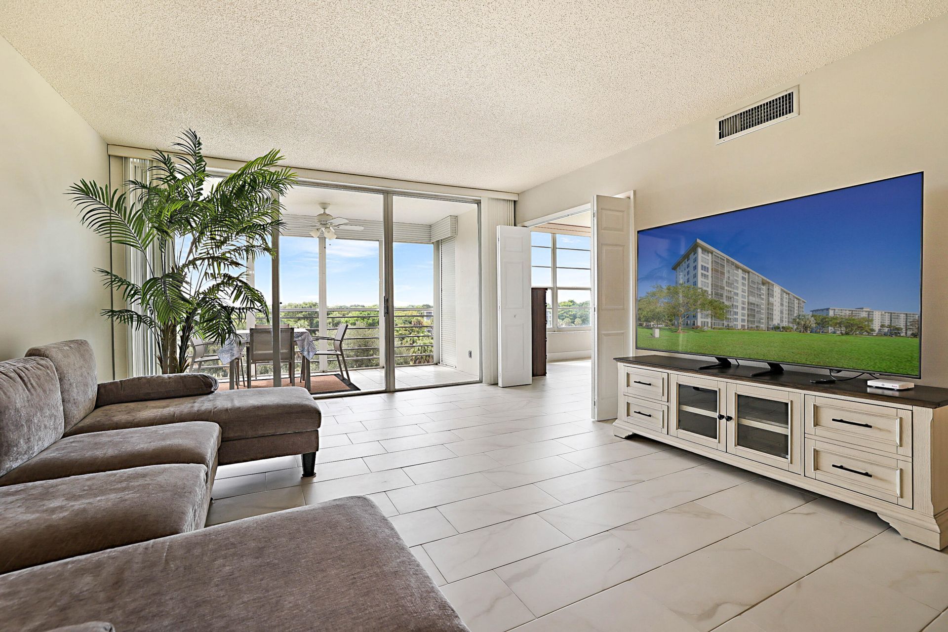 575 Oaks Lane, Unit 703, Pompano Beach, FL 33069 Photo