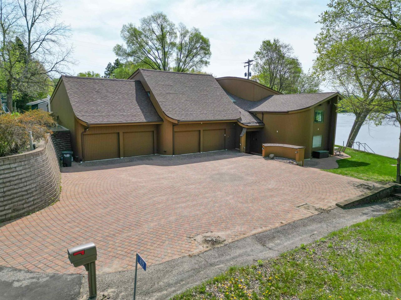 4127 Kammel Road, La Crosse, WI 54601 Main Photo