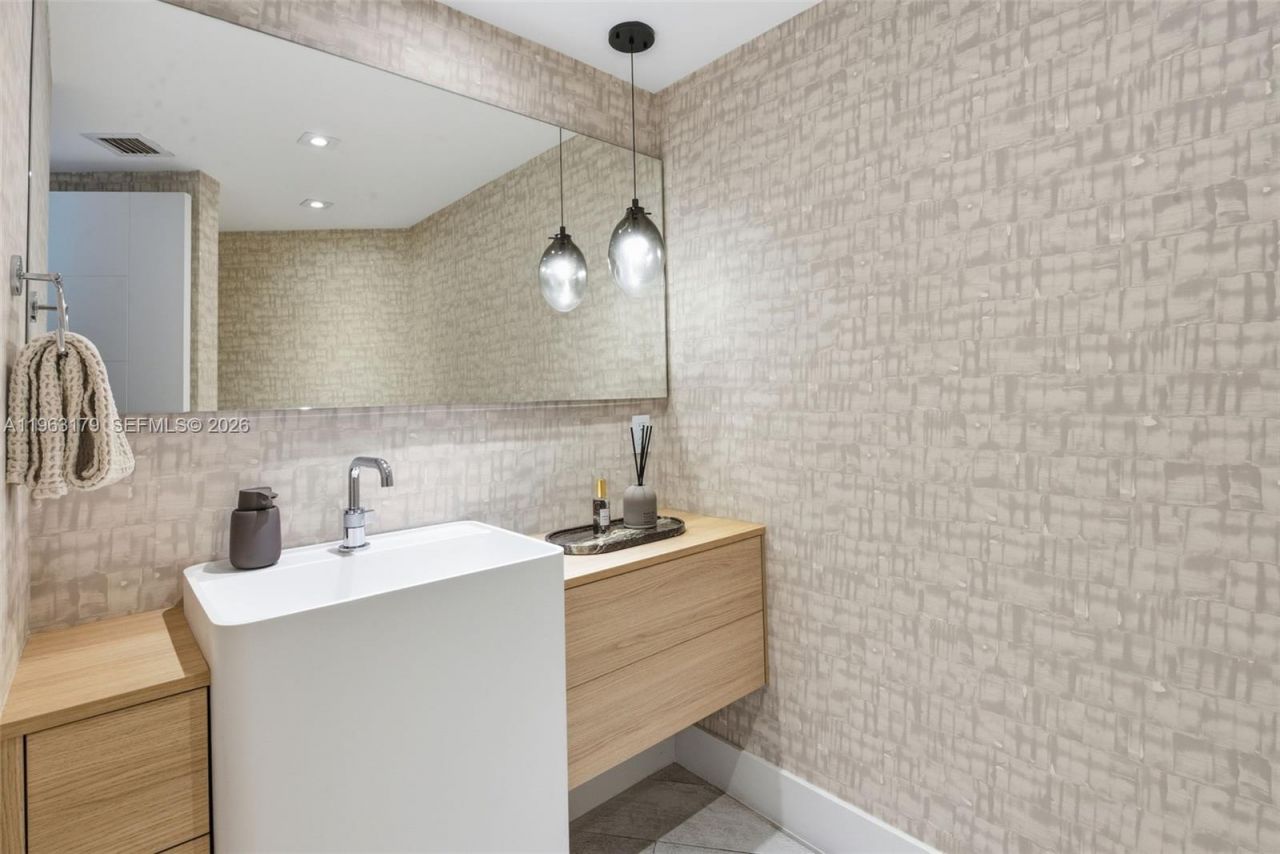 1961 S Oak Haven Cir , Miami, FL 33179 Photo