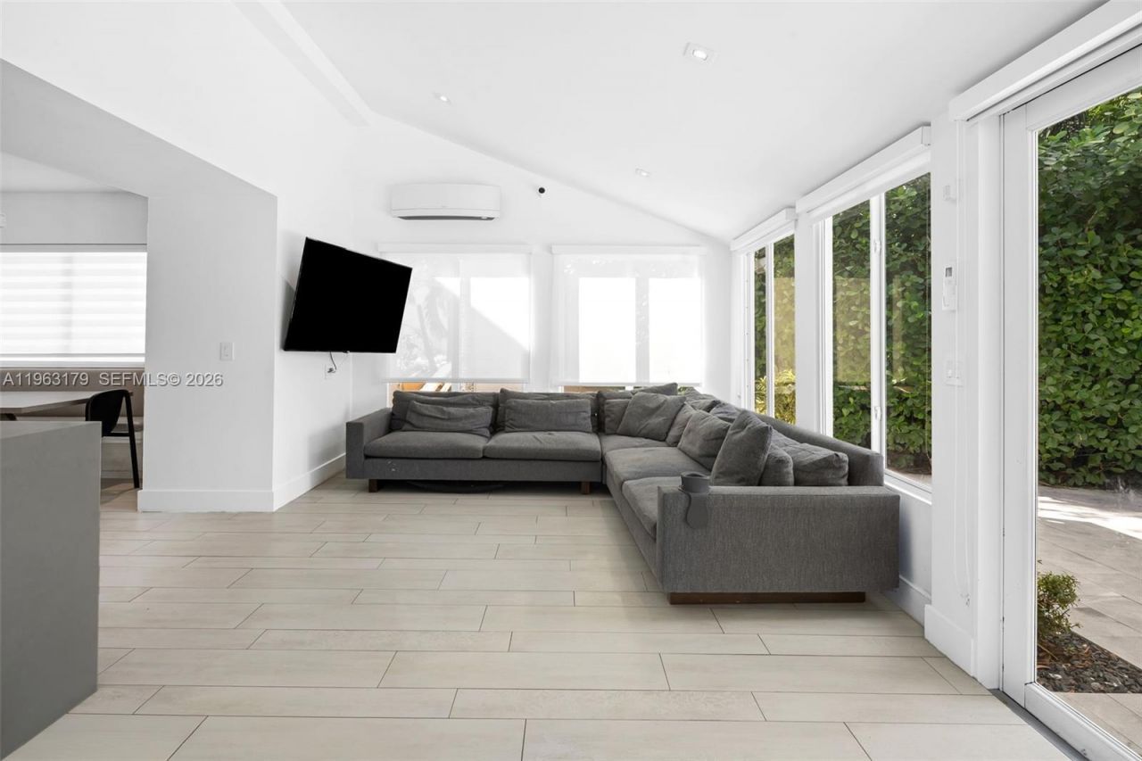 1961 S Oak Haven Cir , Miami, FL 33179 Photo