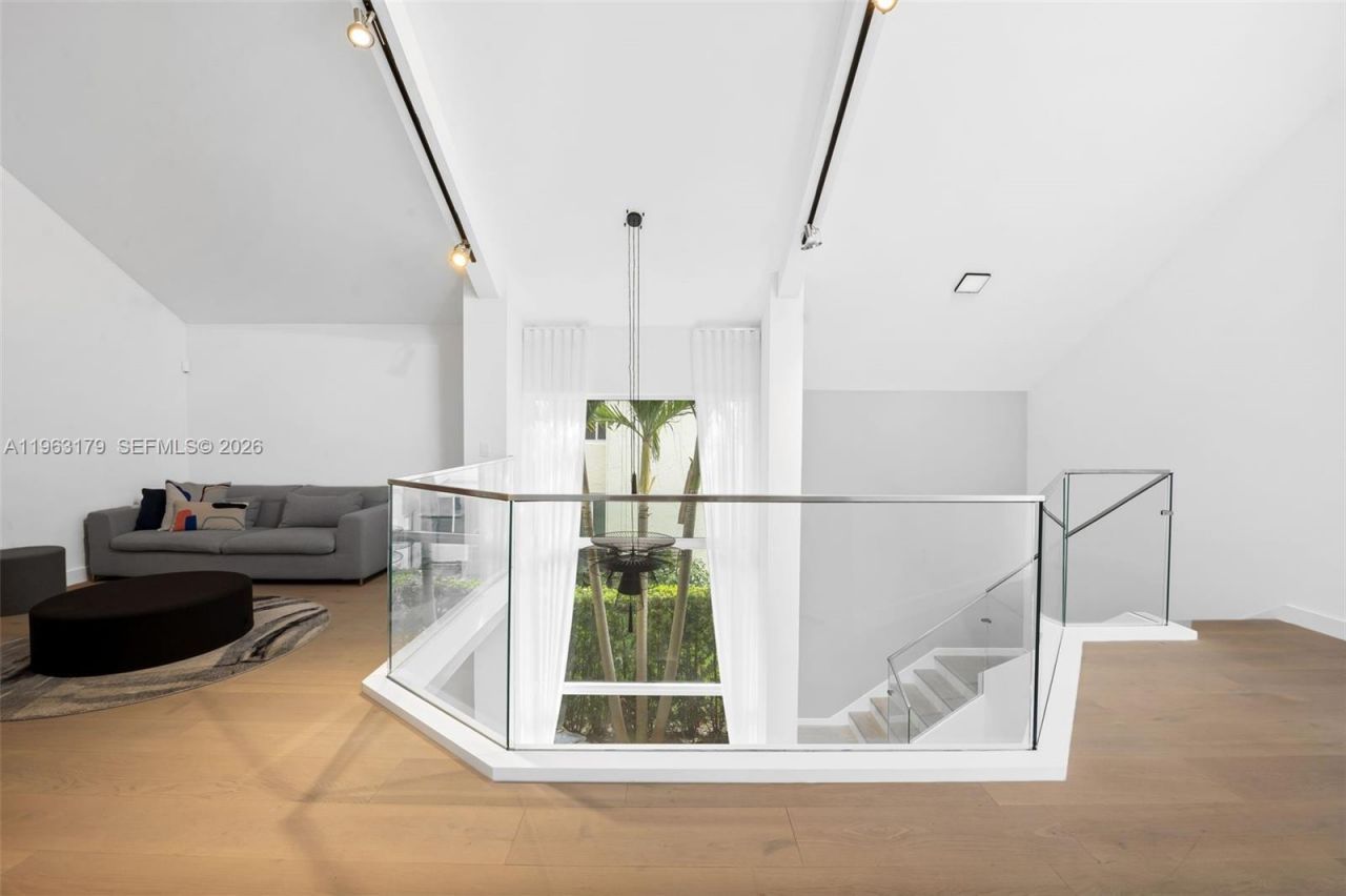 1961 S Oak Haven Cir , Miami, FL 33179 Photo