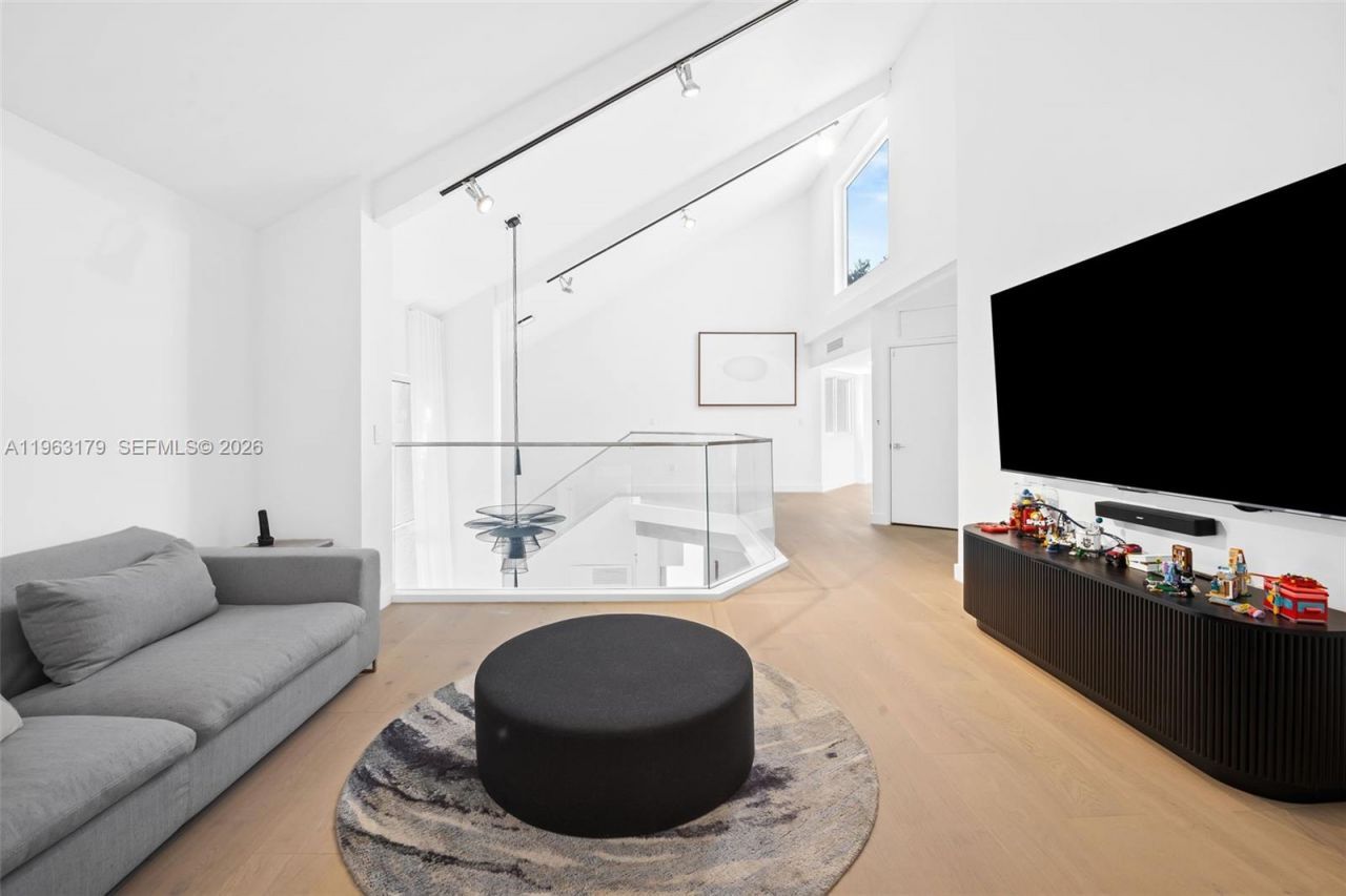 1961 S Oak Haven Cir , Miami, FL 33179 Photo