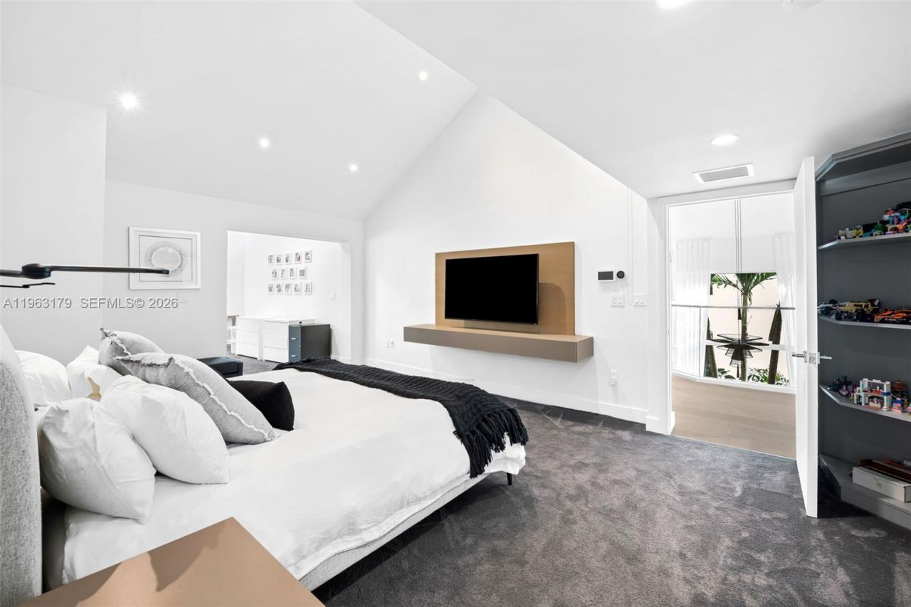 1961 S Oak Haven Cir , Miami, FL 33179 Photo