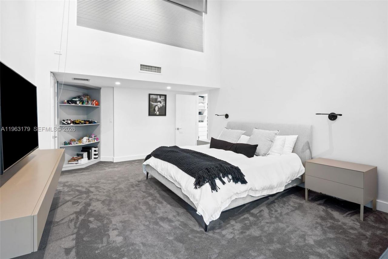 1961 S Oak Haven Cir , Miami, FL 33179 Photo