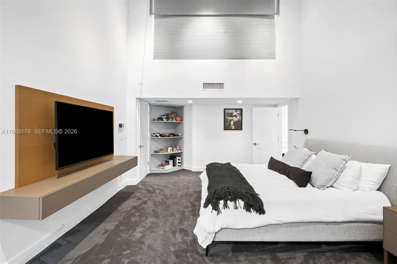 1961 S Oak Haven Cir , Miami, FL 33179 Photo