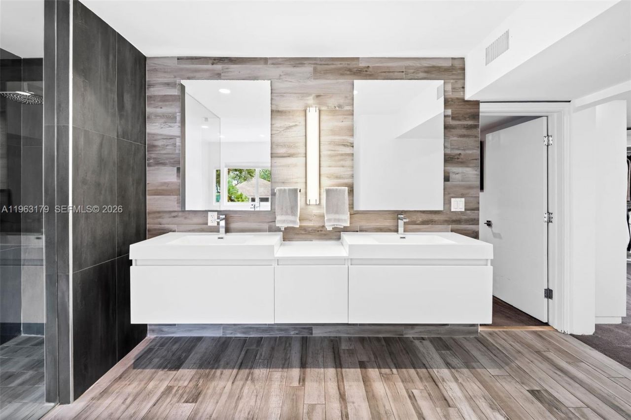 1961 S Oak Haven Cir , Miami, FL 33179 Photo