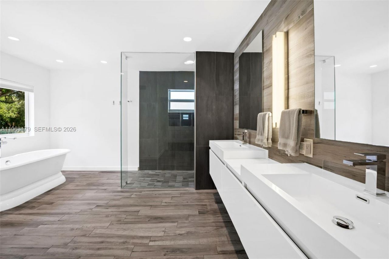 1961 S Oak Haven Cir , Miami, FL 33179 Photo