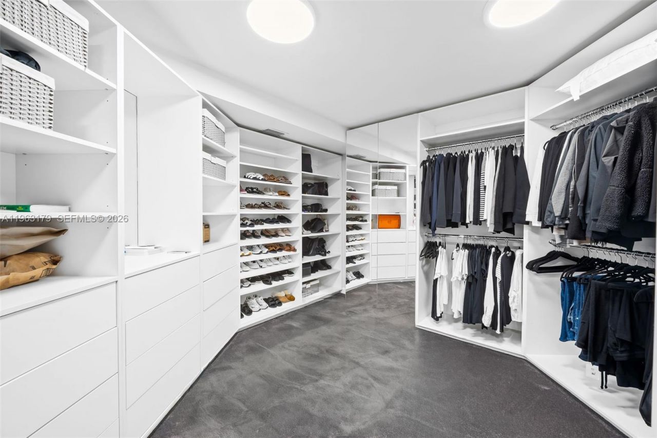 1961 S Oak Haven Cir , Miami, FL 33179 Photo