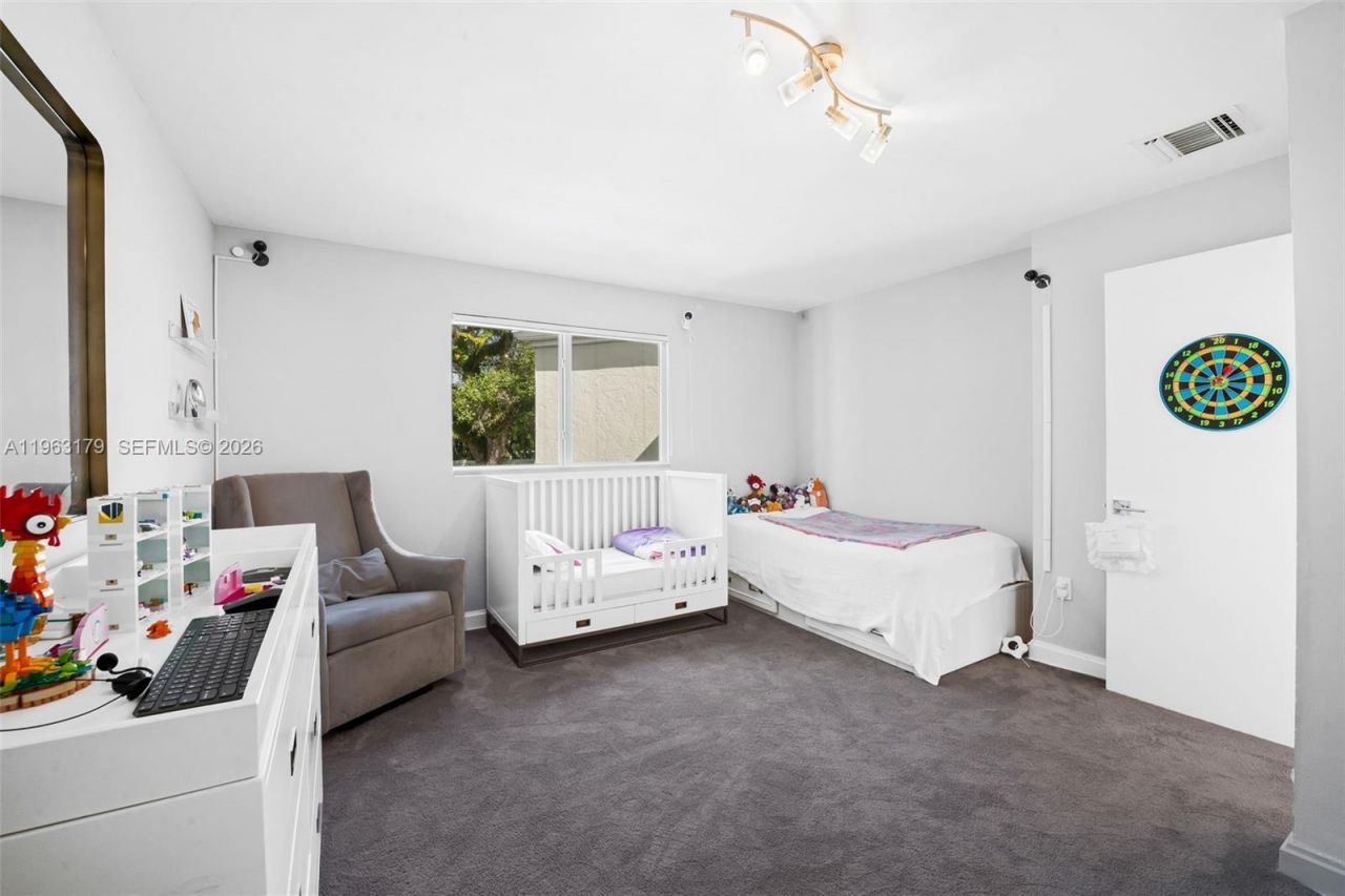 1961 S Oak Haven Cir , Miami, FL 33179 Photo