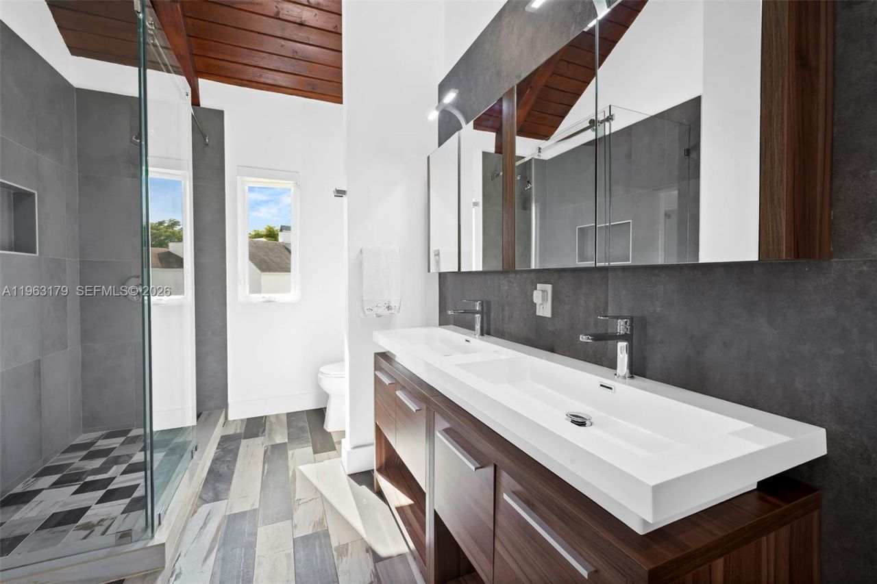 1961 S Oak Haven Cir , Miami, FL 33179 Photo