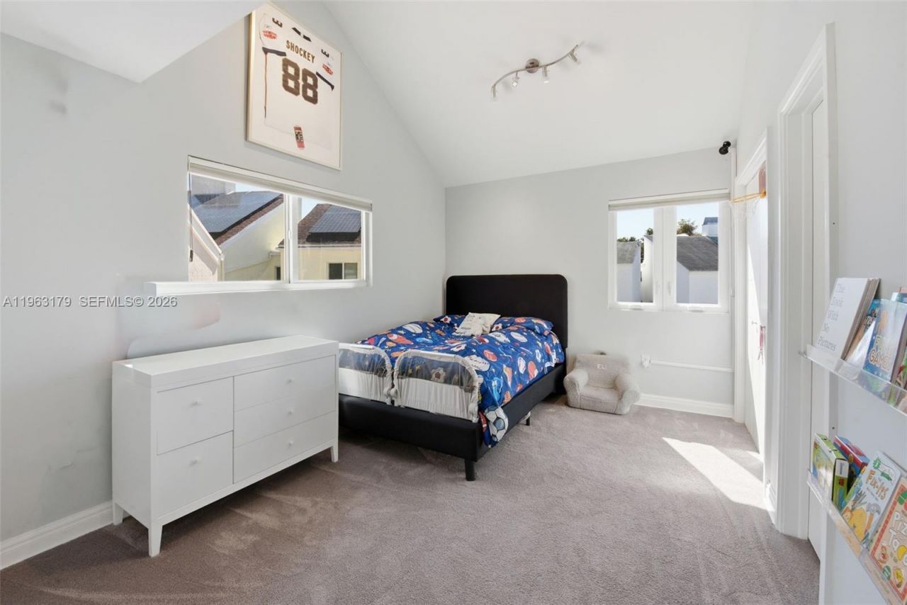 1961 S Oak Haven Cir , Miami, FL 33179 Photo