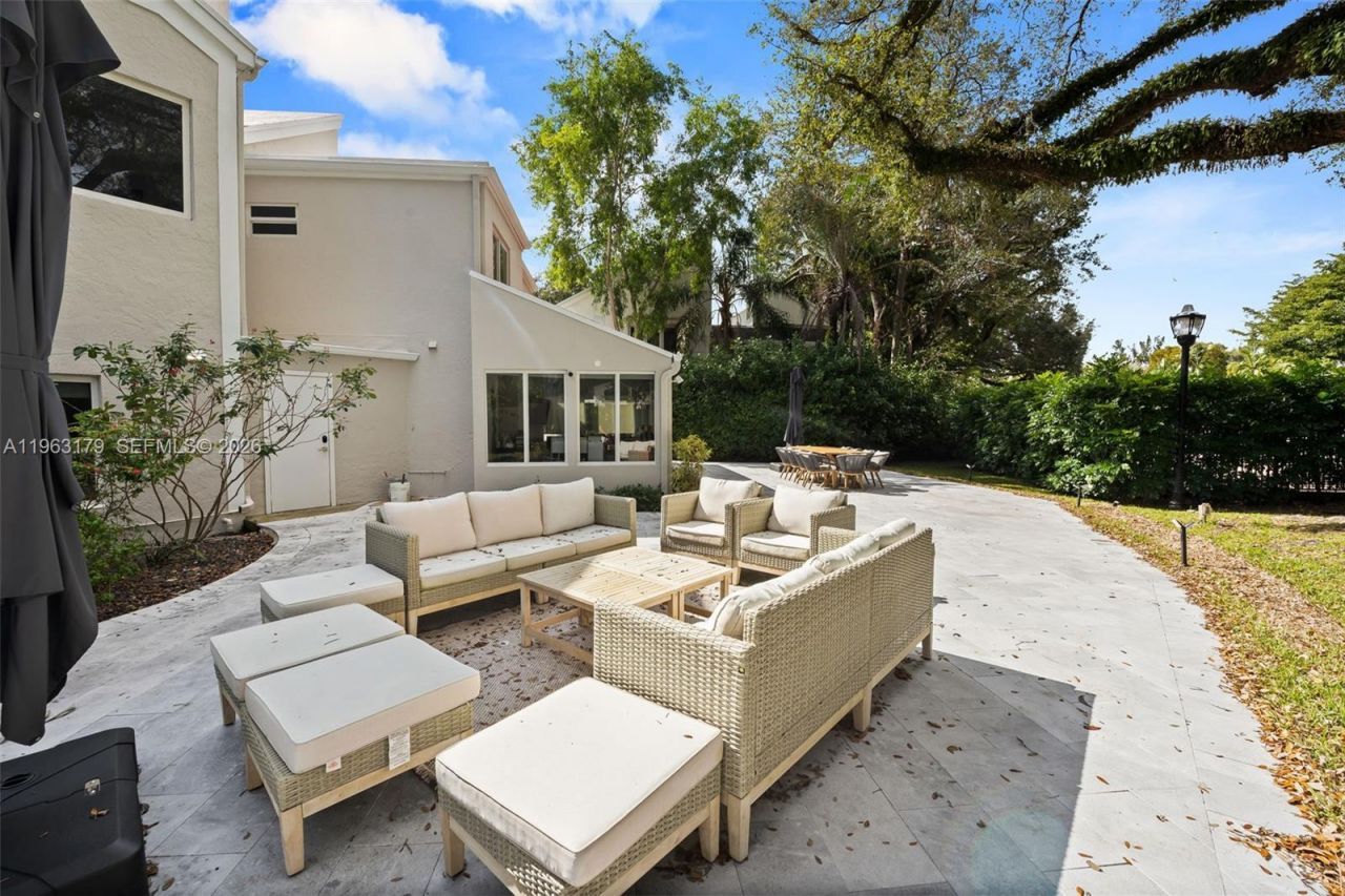 1961 S Oak Haven Cir , Miami, FL 33179 Photo