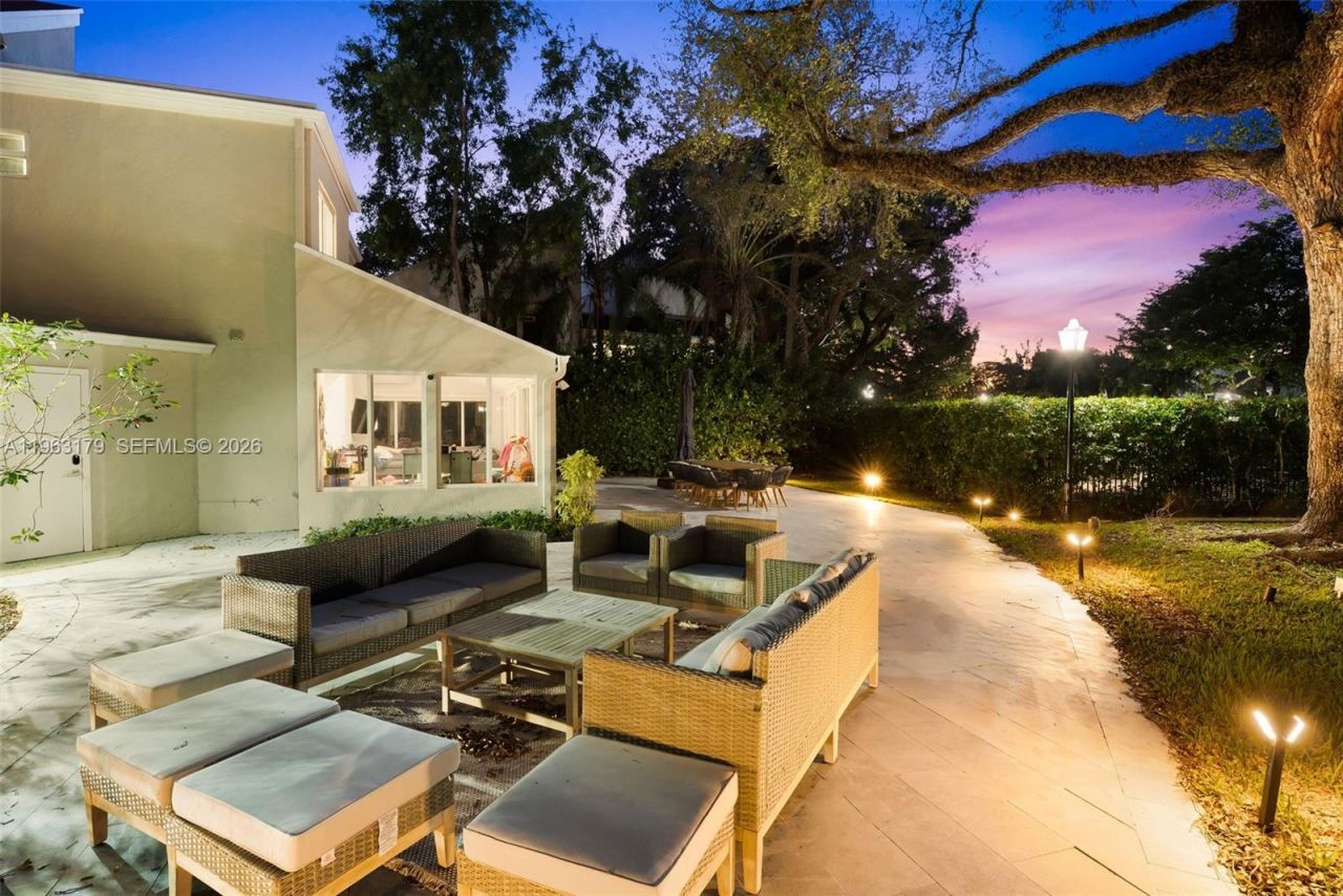 1961 S Oak Haven Cir , Miami, FL 33179 Photo