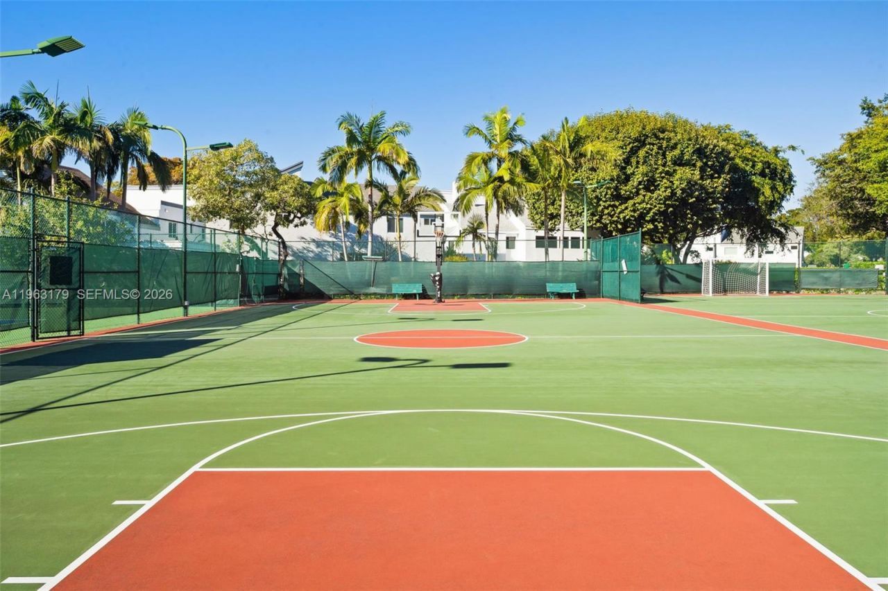 1961 S Oak Haven Cir , Miami, FL 33179 Photo