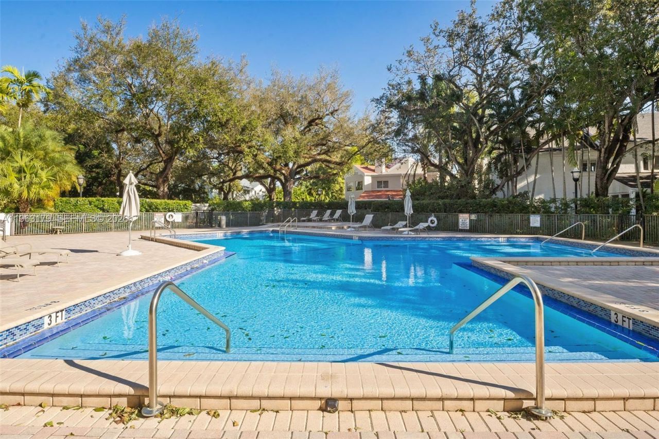 1961 S Oak Haven Cir , Miami, FL 33179 Photo