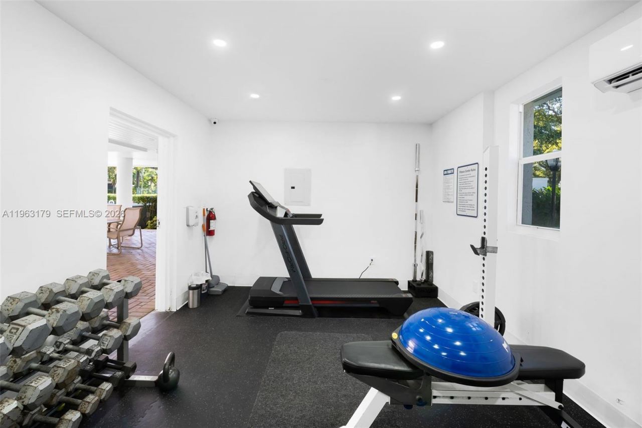 1961 S Oak Haven Cir , Miami, FL 33179 Photo