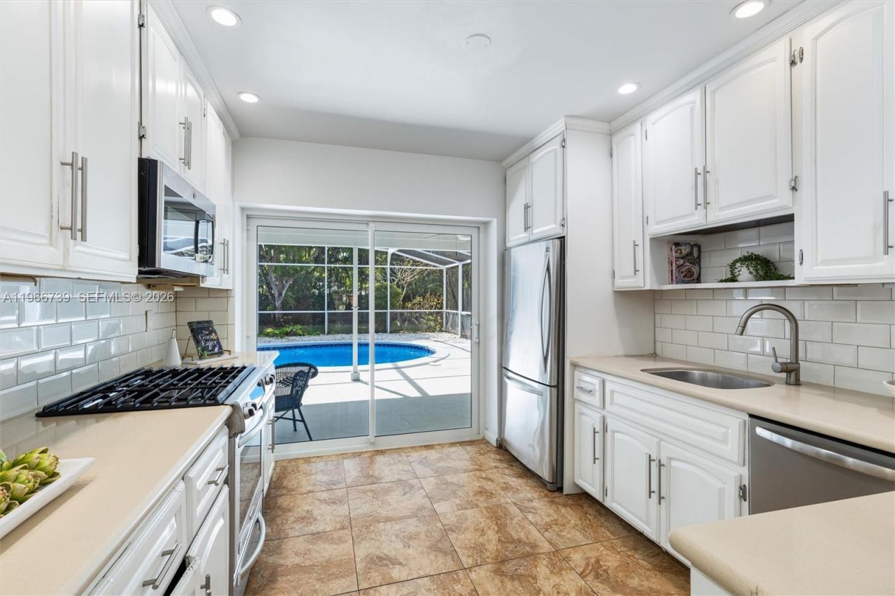 8260 SW 133 St, Pinecrest, FL 33156 Photo