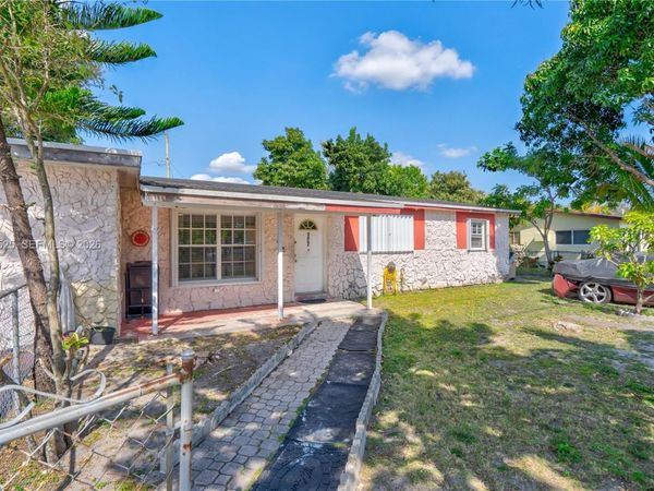 1271 NE 211th St, Miami, FL 33179