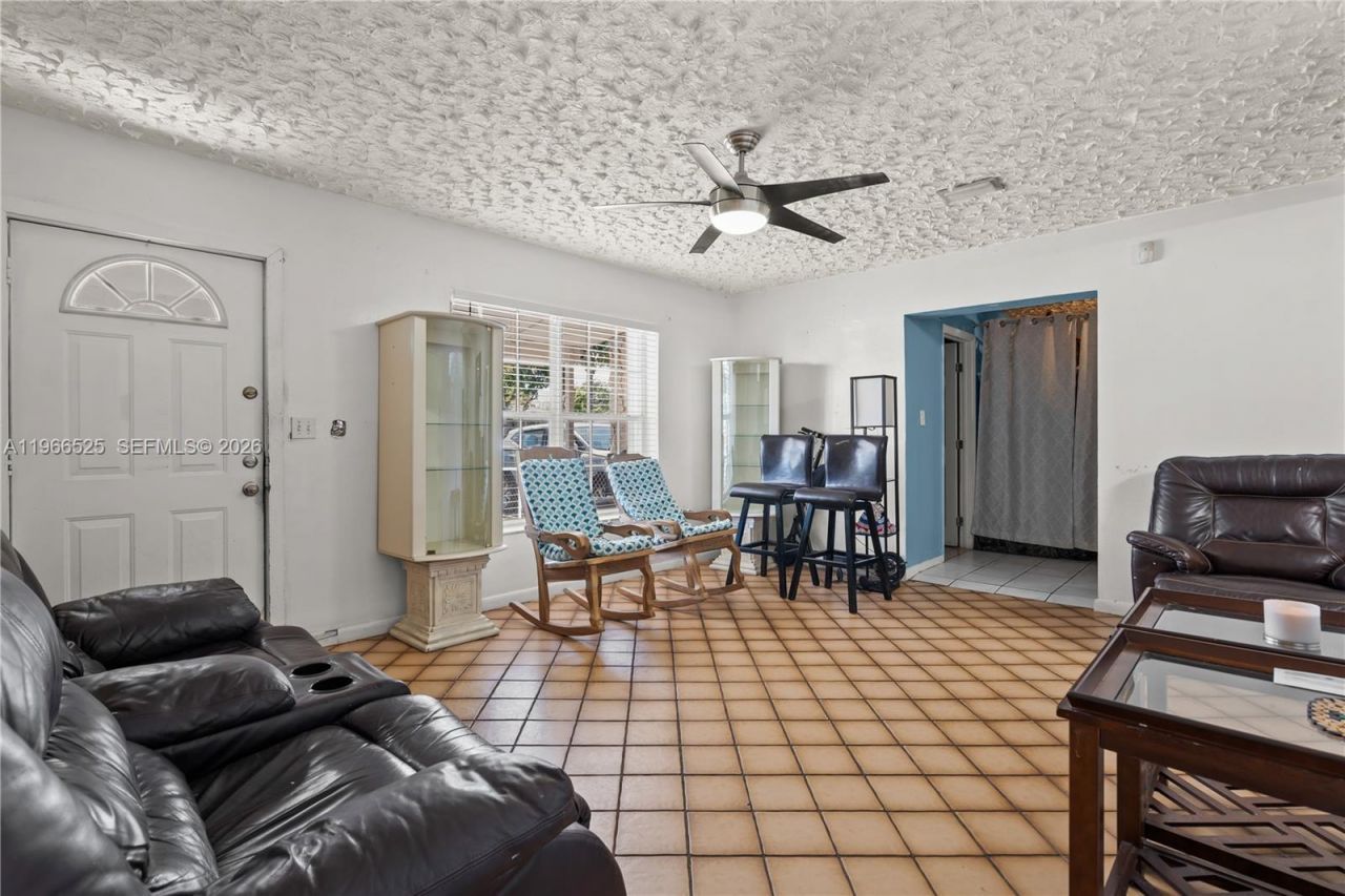 1271 NE 211th St, Miami, FL 33179 Photo