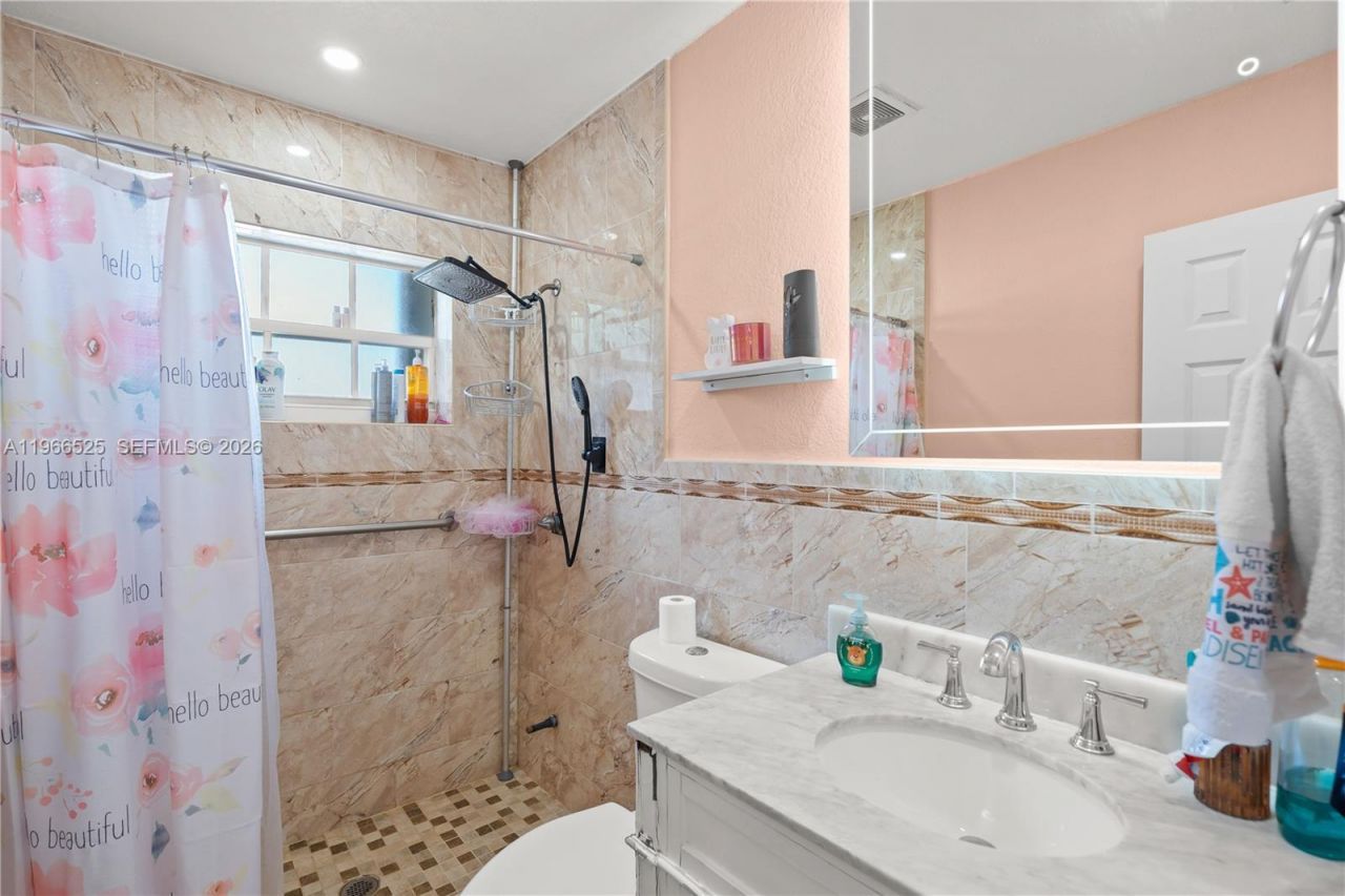 1271 NE 211th St, Miami, FL 33179 Photo